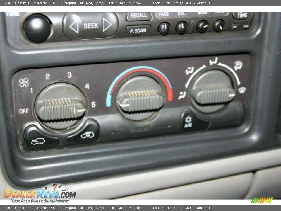 Controls of 2000 Chevrolet Silverado 2500 LS Regular Cab 4x4 Photo #8