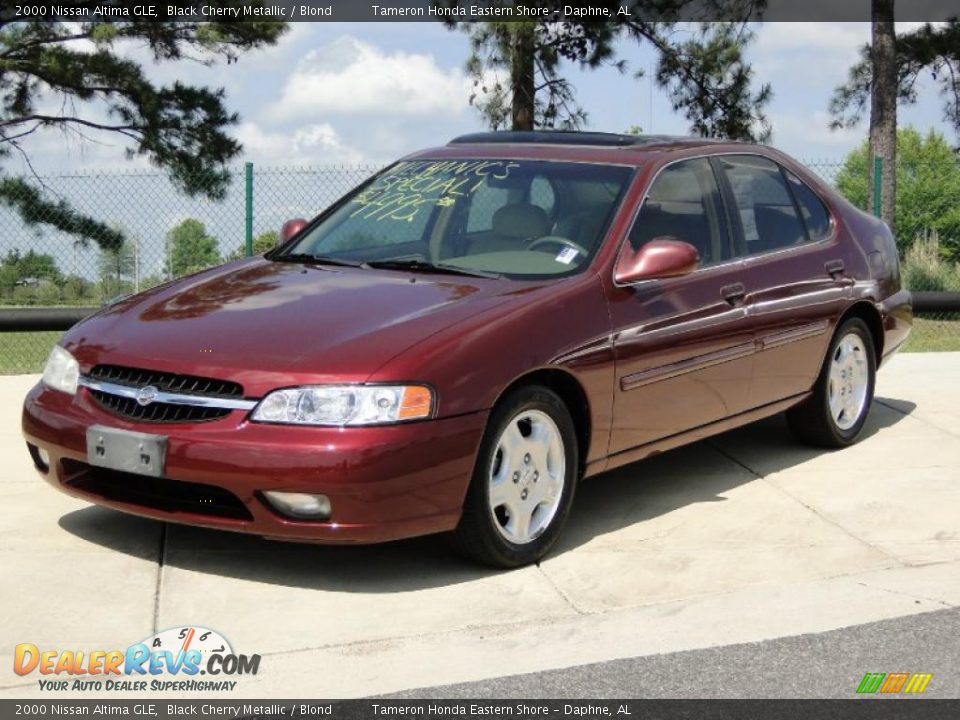 Front 3/4 View of 2000 Nissan Altima GLE Photo #10