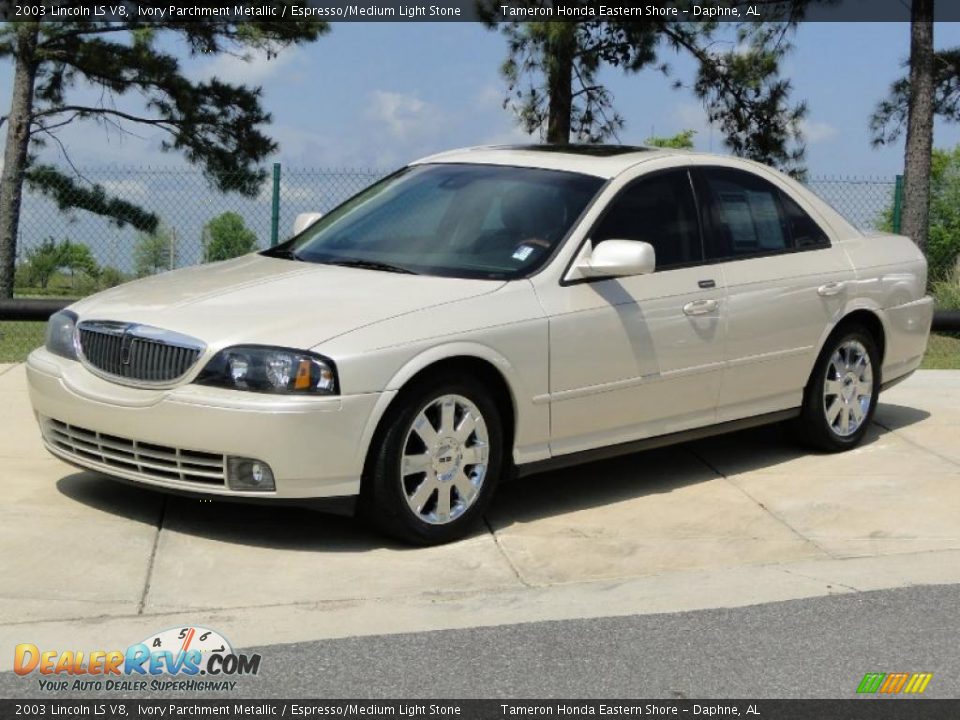 Front 3/4 View of 2003 Lincoln LS V8 Photo #10