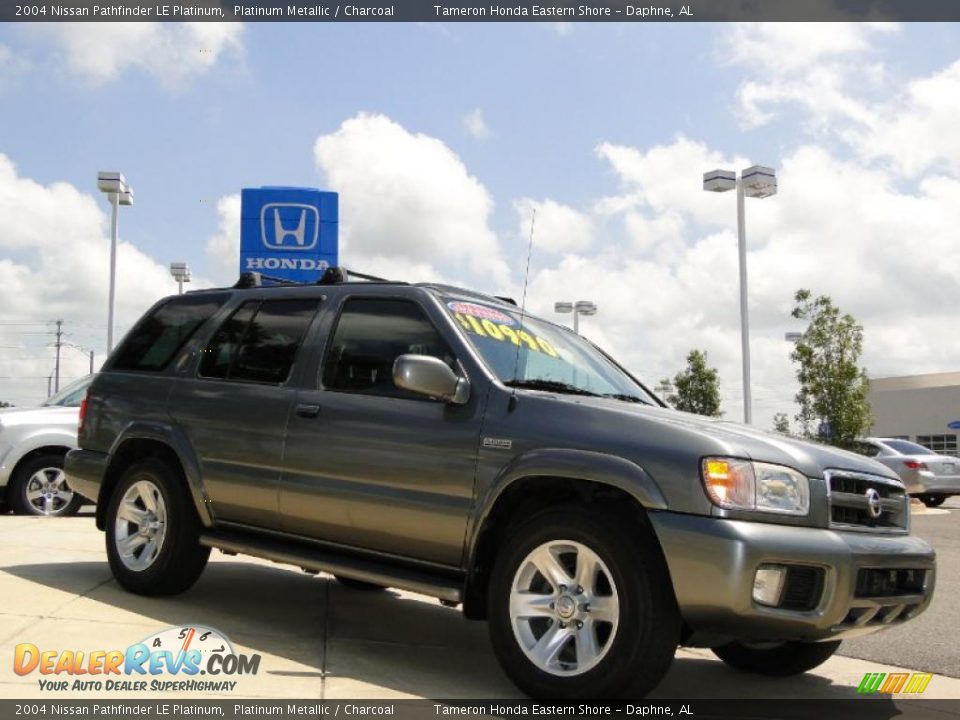 2004 Nissan Pathfinder LE Platinum Platinum Metallic / Charcoal Photo #2