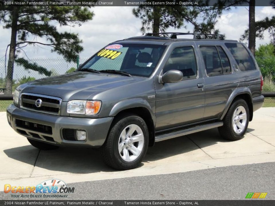 Front 3/4 View of 2004 Nissan Pathfinder LE Platinum Photo #10