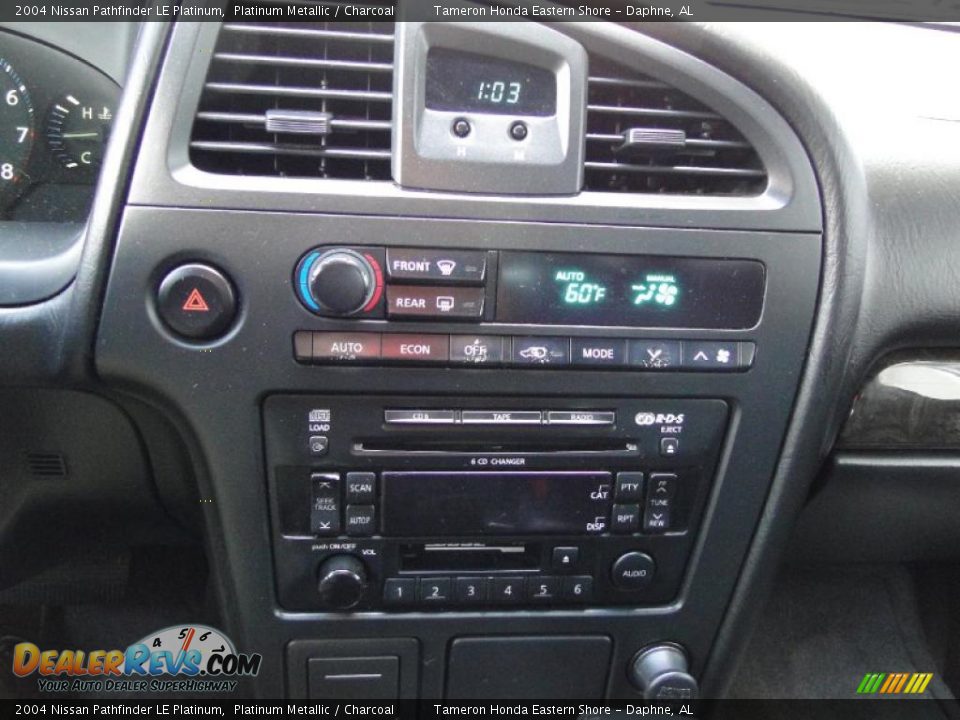 Controls of 2004 Nissan Pathfinder LE Platinum Photo #21