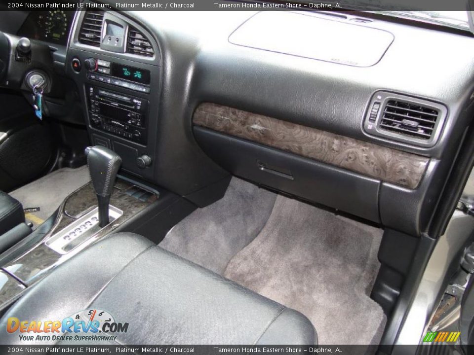 2004 Nissan Pathfinder LE Platinum Platinum Metallic / Charcoal Photo #26