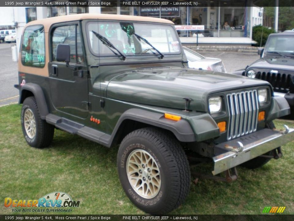 Front 3/4 View of 1995 Jeep Wrangler S 4x4 Photo #3