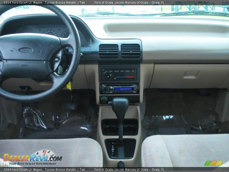 Dashboard of 1994 Ford Escort LX Wagon Photo #17