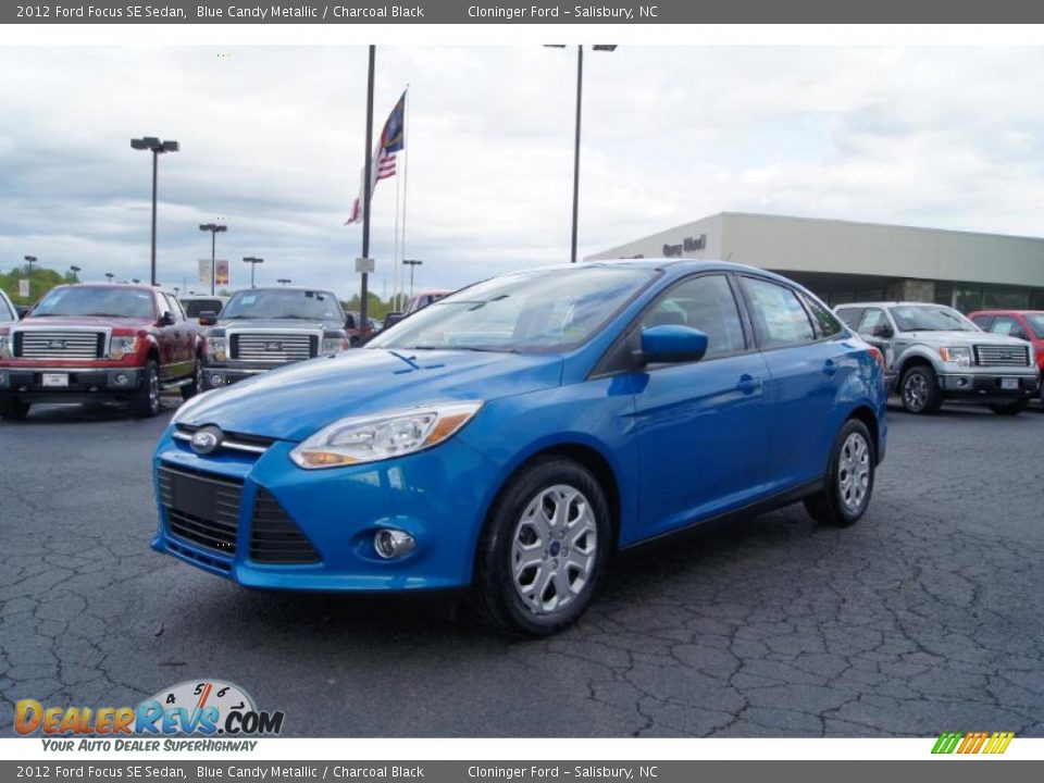 Front 3/4 View of 2012 Ford Focus SE Sedan Photo #6