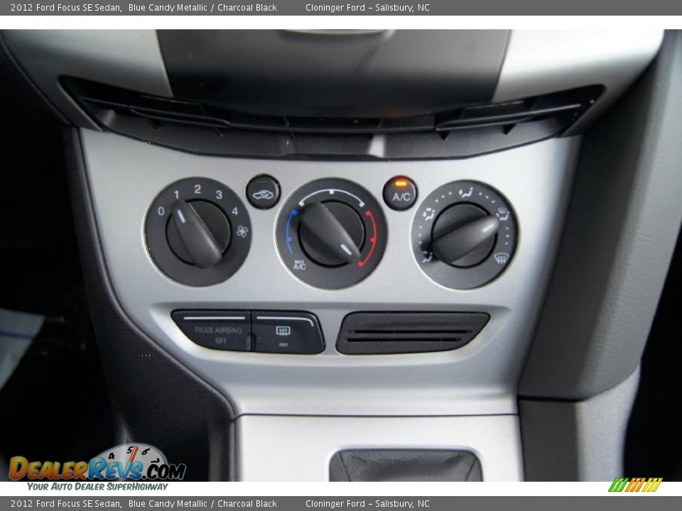 Controls of 2012 Ford Focus SE Sedan Photo #27