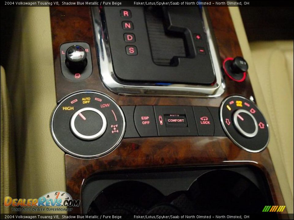 Controls of 2004 Volkswagen Touareg V8 Photo #23