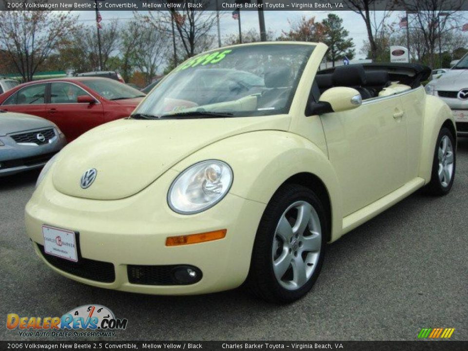 Front 3/4 View of 2006 Volkswagen New Beetle 2.5 Convertible Photo #7