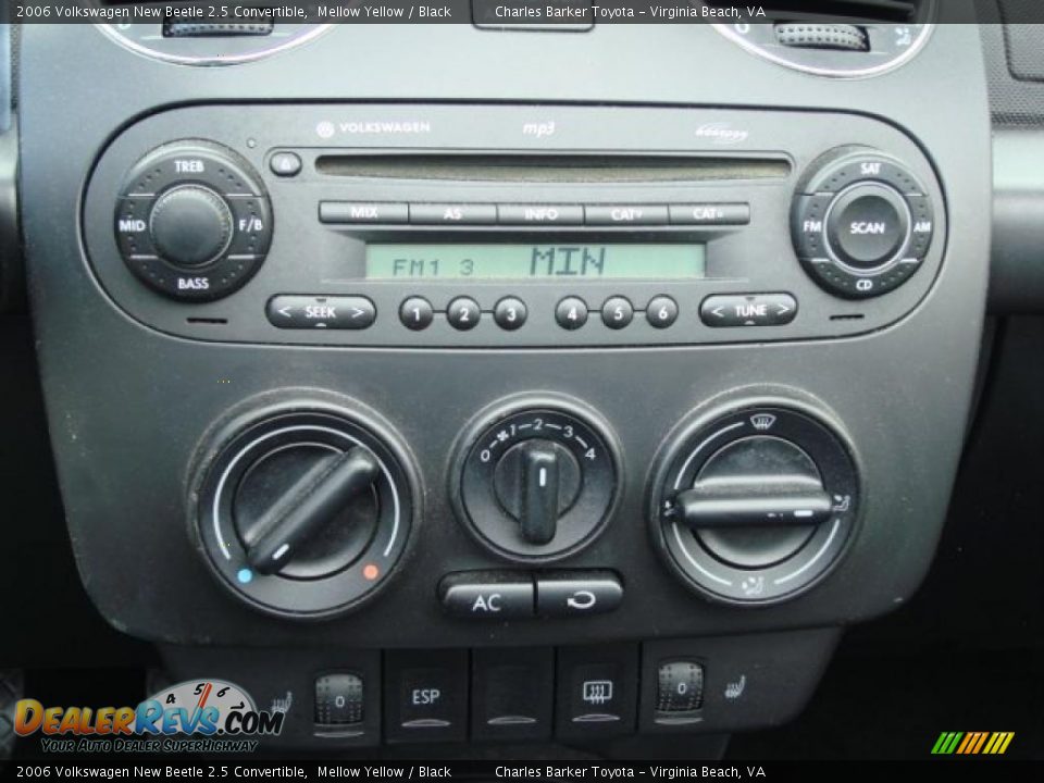 Controls of 2006 Volkswagen New Beetle 2.5 Convertible Photo #13