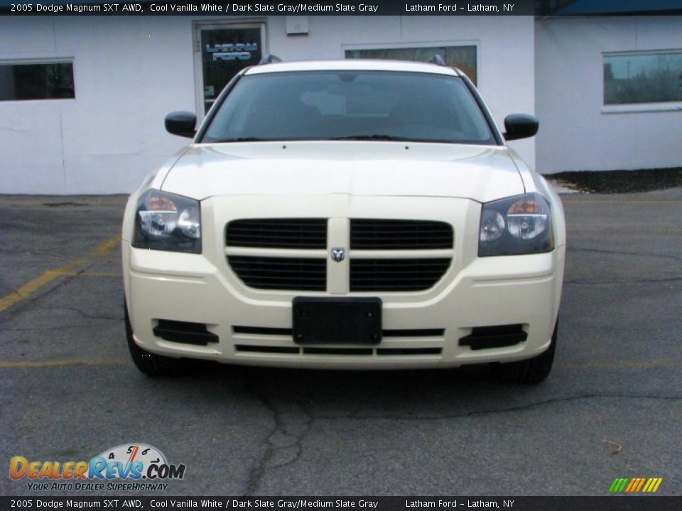 2005 Dodge Magnum SXT AWD Cool Vanilla White / Dark Slate Gray/Medium Slate Gray Photo #2