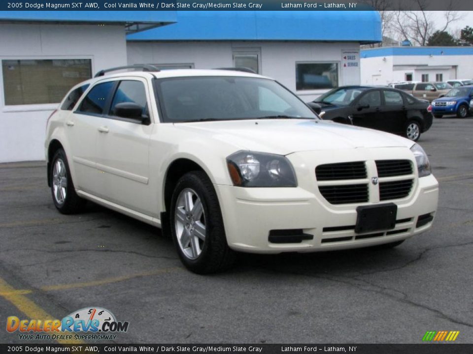 2005 Dodge Magnum SXT AWD Cool Vanilla White / Dark Slate Gray/Medium Slate Gray Photo #3