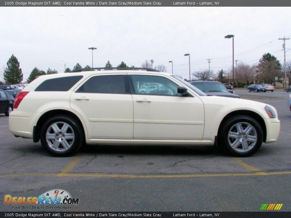 Cool Vanilla White 2005 Dodge Magnum SXT AWD Photo #4