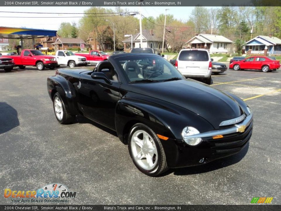 Front 3/4 View of 2004 Chevrolet SSR  Photo #21