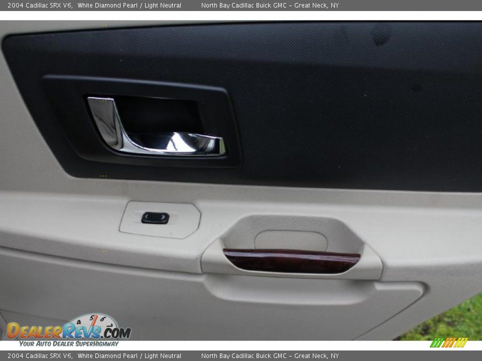 2004 Cadillac SRX V6 White Diamond Pearl / Light Neutral Photo #19