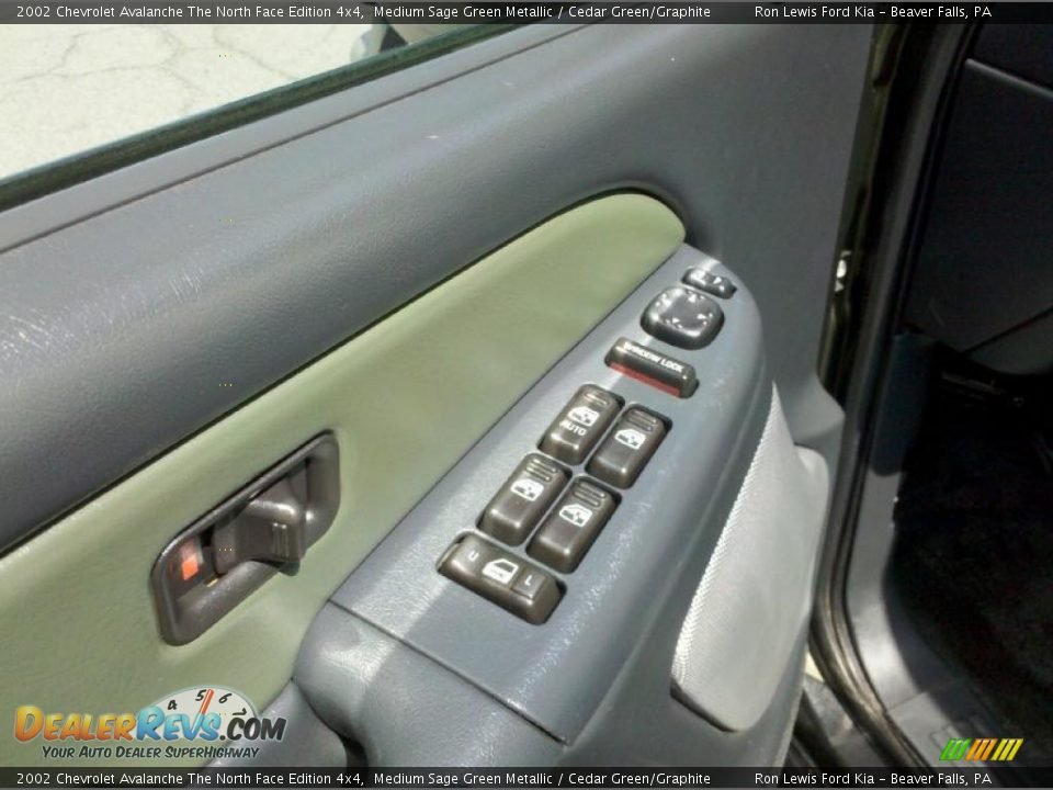 Controls of 2002 Chevrolet Avalanche The North Face Edition 4x4 Photo #21