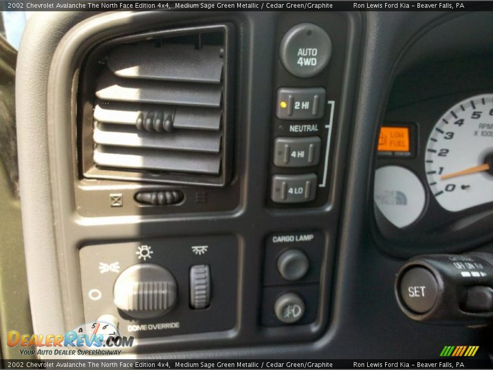 Controls of 2002 Chevrolet Avalanche The North Face Edition 4x4 Photo #23