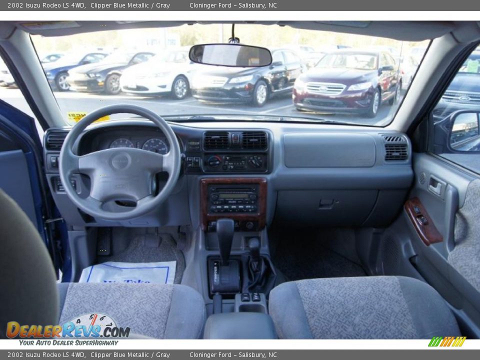 Dashboard of 2002 Isuzu Rodeo LS 4WD Photo #23