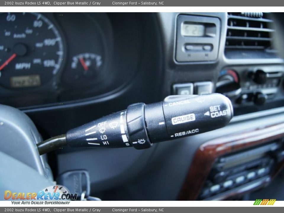 Controls of 2002 Isuzu Rodeo LS 4WD Photo #29