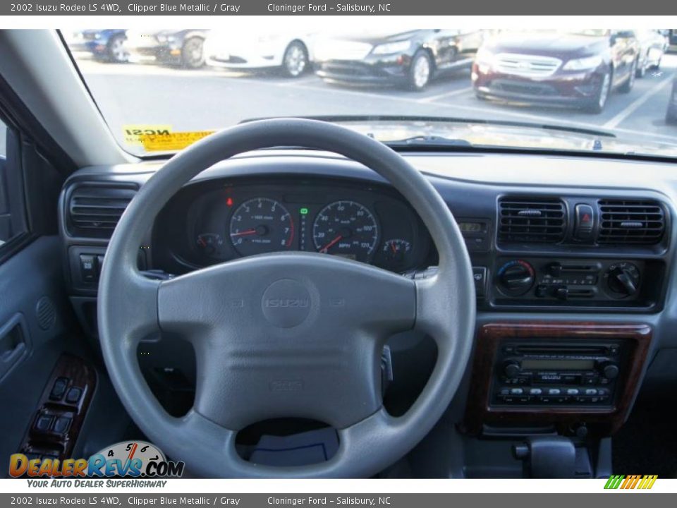 Dashboard of 2002 Isuzu Rodeo LS 4WD Photo #30