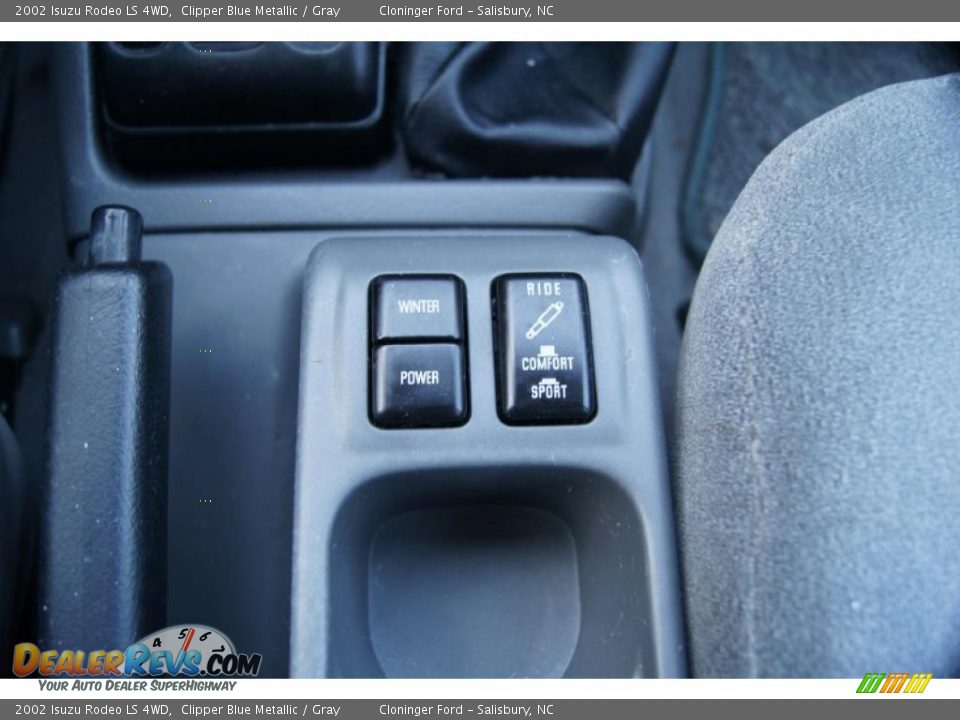 Controls of 2002 Isuzu Rodeo LS 4WD Photo #36