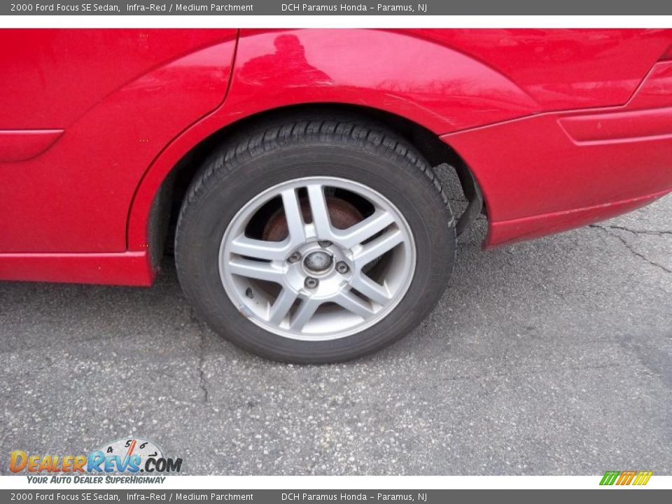 2000 Ford Focus SE Sedan Infra-Red / Medium Parchment Photo #2