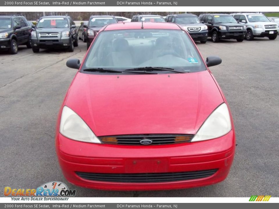 2000 Ford Focus SE Sedan Infra-Red / Medium Parchment Photo #4