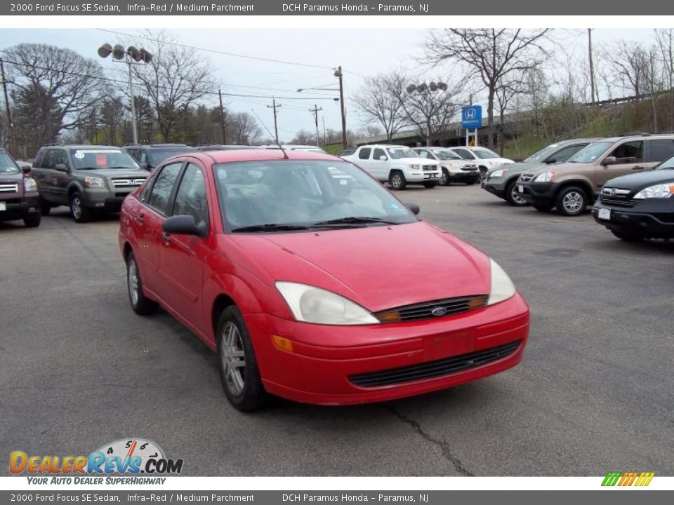2000 Ford Focus SE Sedan Infra-Red / Medium Parchment Photo #5