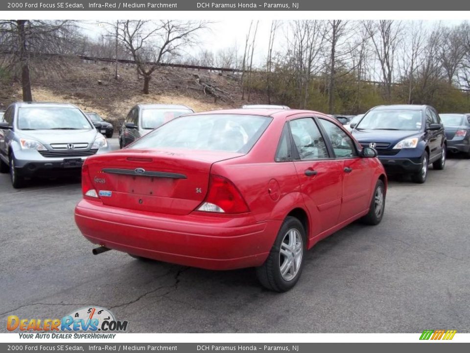 2000 Ford Focus SE Sedan Infra-Red / Medium Parchment Photo #7