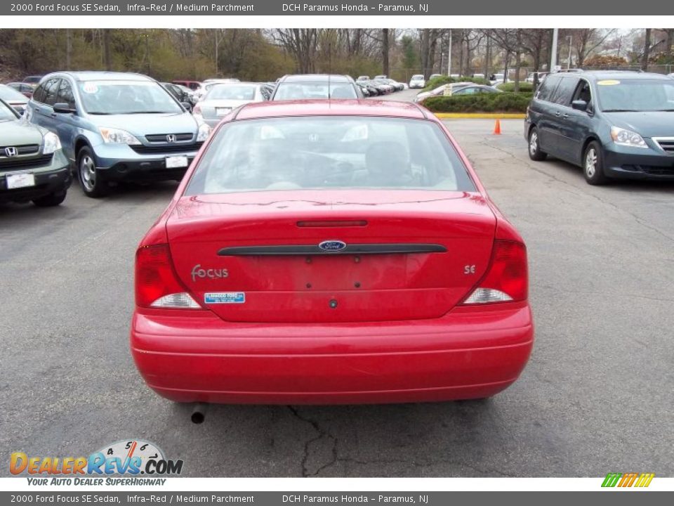 2000 Ford Focus SE Sedan Infra-Red / Medium Parchment Photo #8