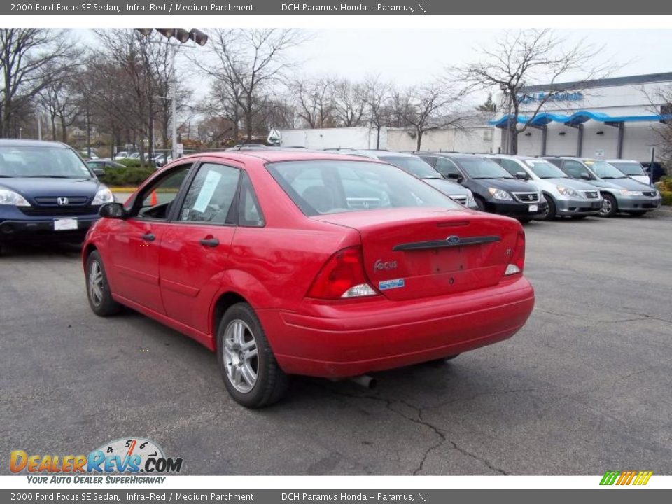 2000 Ford Focus SE Sedan Infra-Red / Medium Parchment Photo #9