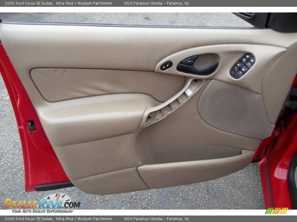 2000 Ford Focus SE Sedan Infra-Red / Medium Parchment Photo #10