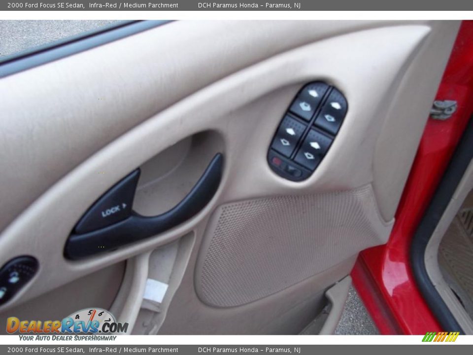 2000 Ford Focus SE Sedan Infra-Red / Medium Parchment Photo #11