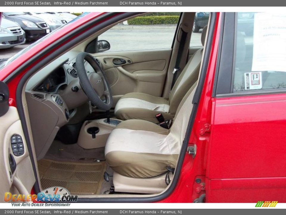 2000 Ford Focus SE Sedan Infra-Red / Medium Parchment Photo #12