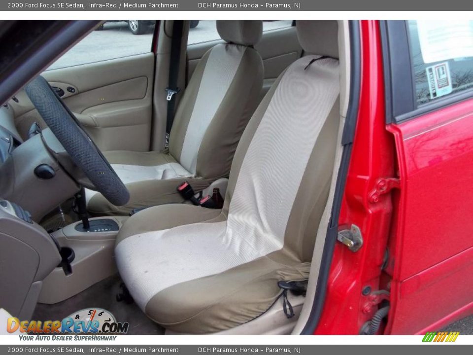 2000 Ford Focus SE Sedan Infra-Red / Medium Parchment Photo #13