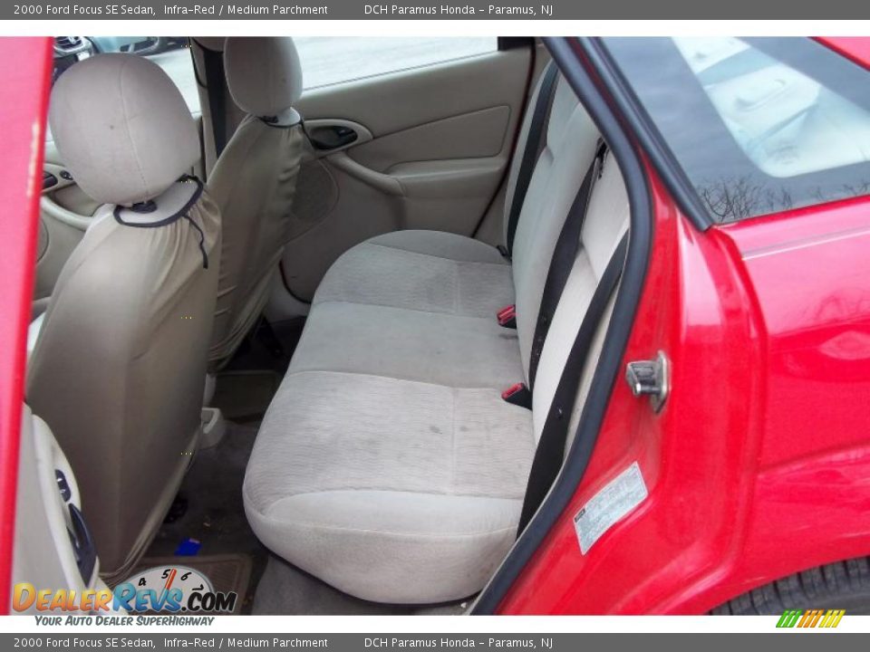 2000 Ford Focus SE Sedan Infra-Red / Medium Parchment Photo #14