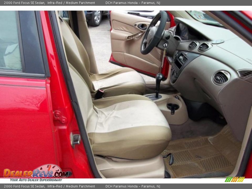 2000 Ford Focus SE Sedan Infra-Red / Medium Parchment Photo #15