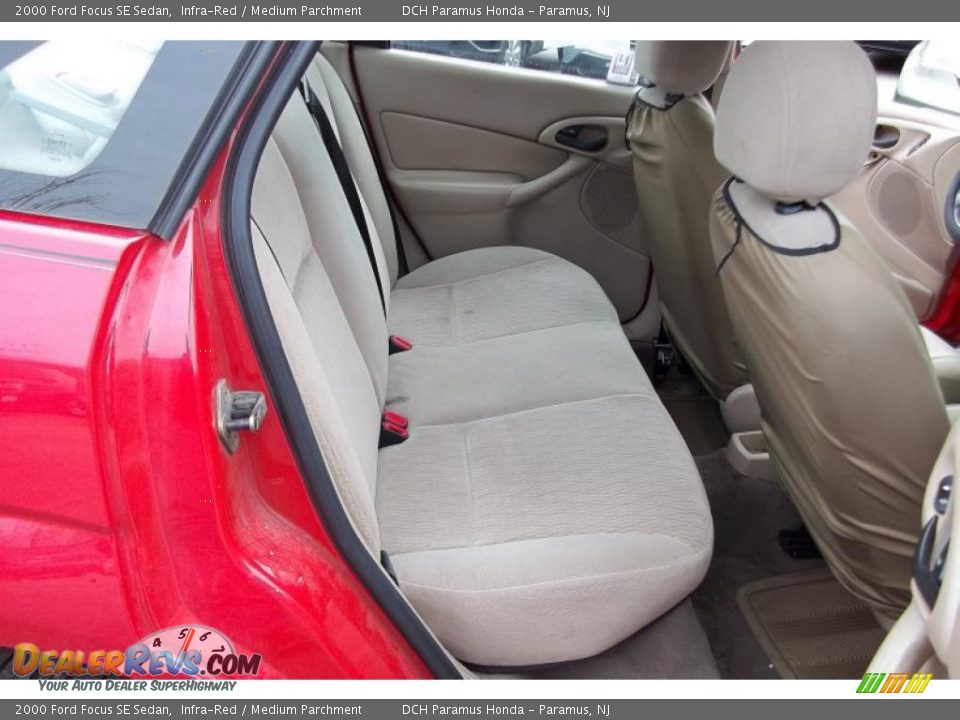 2000 Ford Focus SE Sedan Infra-Red / Medium Parchment Photo #16