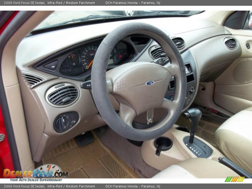 2000 Ford Focus SE Sedan Infra-Red / Medium Parchment Photo #17