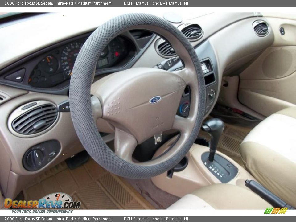 2000 Ford Focus SE Sedan Infra-Red / Medium Parchment Photo #18