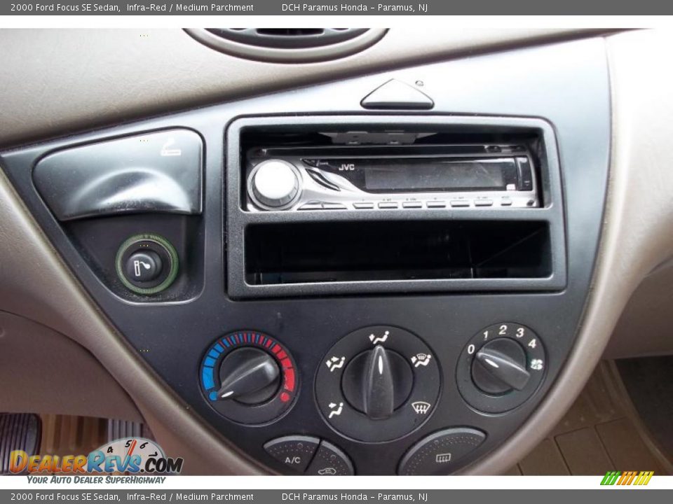 2000 Ford Focus SE Sedan Infra-Red / Medium Parchment Photo #19