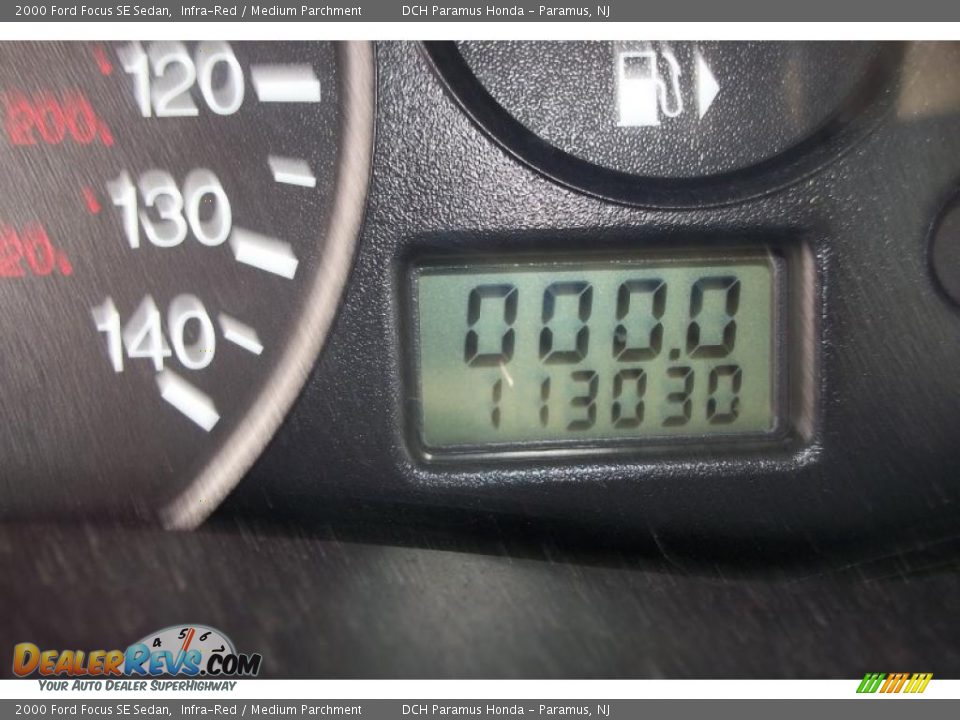 2000 Ford Focus SE Sedan Infra-Red / Medium Parchment Photo #21