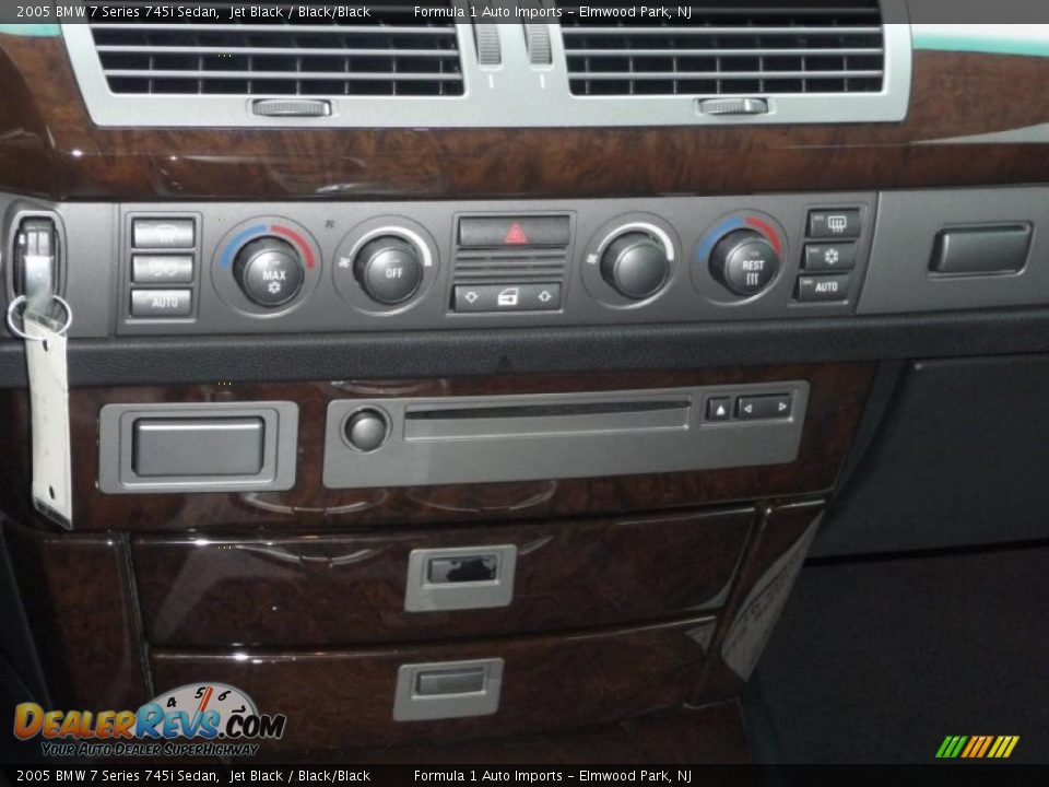 Controls of 2005 BMW 7 Series 745i Sedan Photo #11