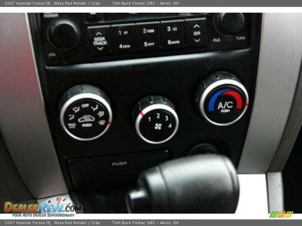 Controls of 2007 Hyundai Tucson SE Photo #12