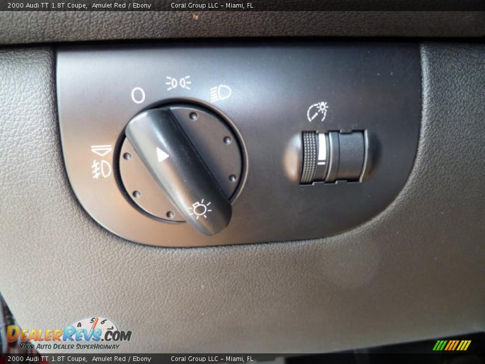 Controls of 2000 Audi TT 1.8T Coupe Photo #18