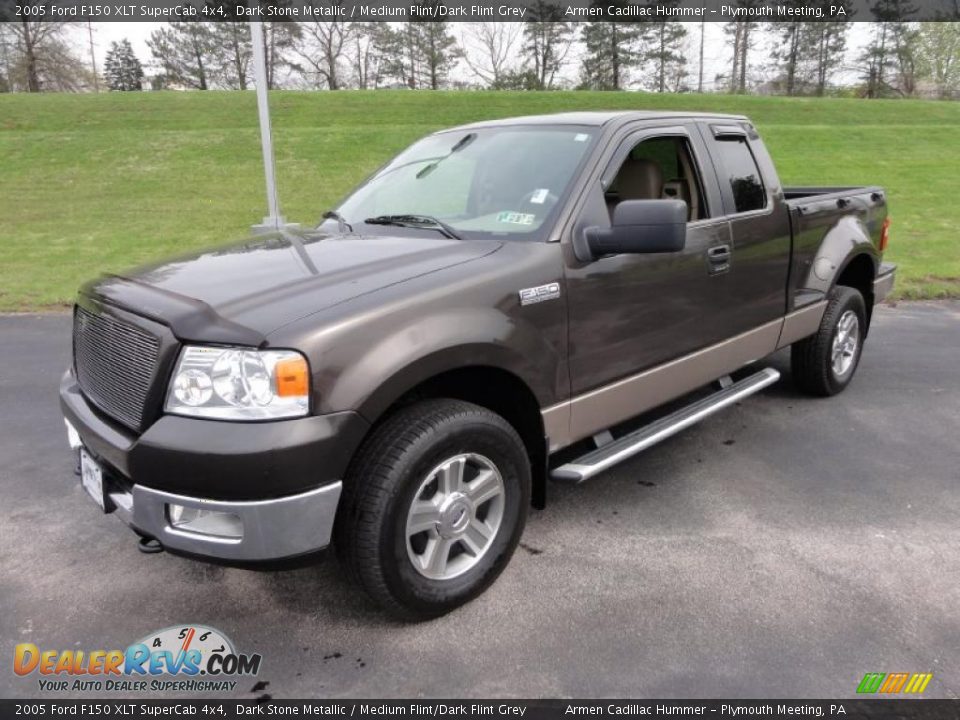 Front 3/4 View of 2005 Ford F150 XLT SuperCab 4x4 Photo #2