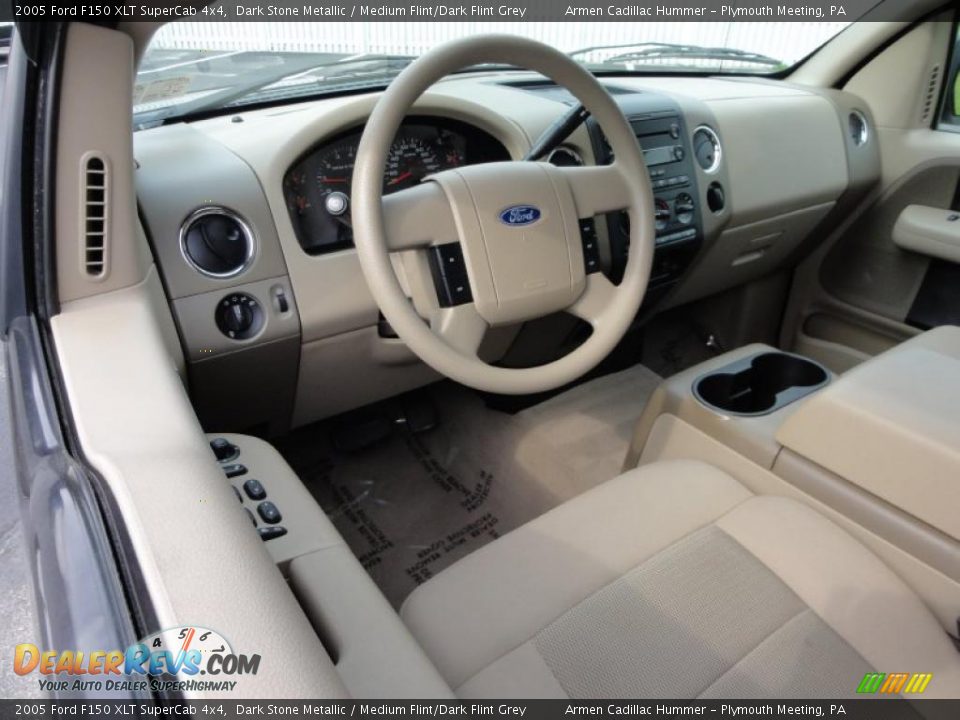 Medium Flint/Dark Flint Grey Interior - 2005 Ford F150 XLT SuperCab 4x4 Photo #12