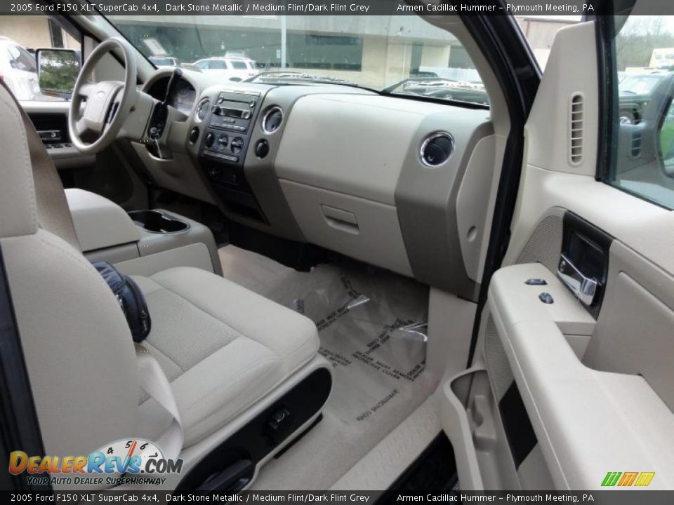 Medium Flint/Dark Flint Grey Interior - 2005 Ford F150 XLT SuperCab 4x4 Photo #18