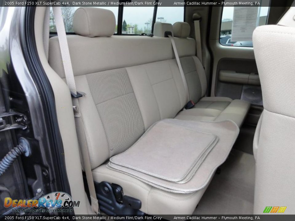 Medium Flint/Dark Flint Grey Interior - 2005 Ford F150 XLT SuperCab 4x4 Photo #21