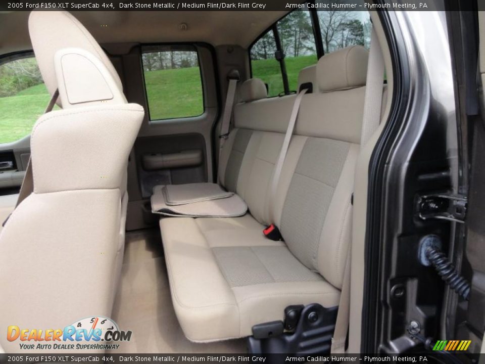 Medium Flint/Dark Flint Grey Interior - 2005 Ford F150 XLT SuperCab 4x4 Photo #25